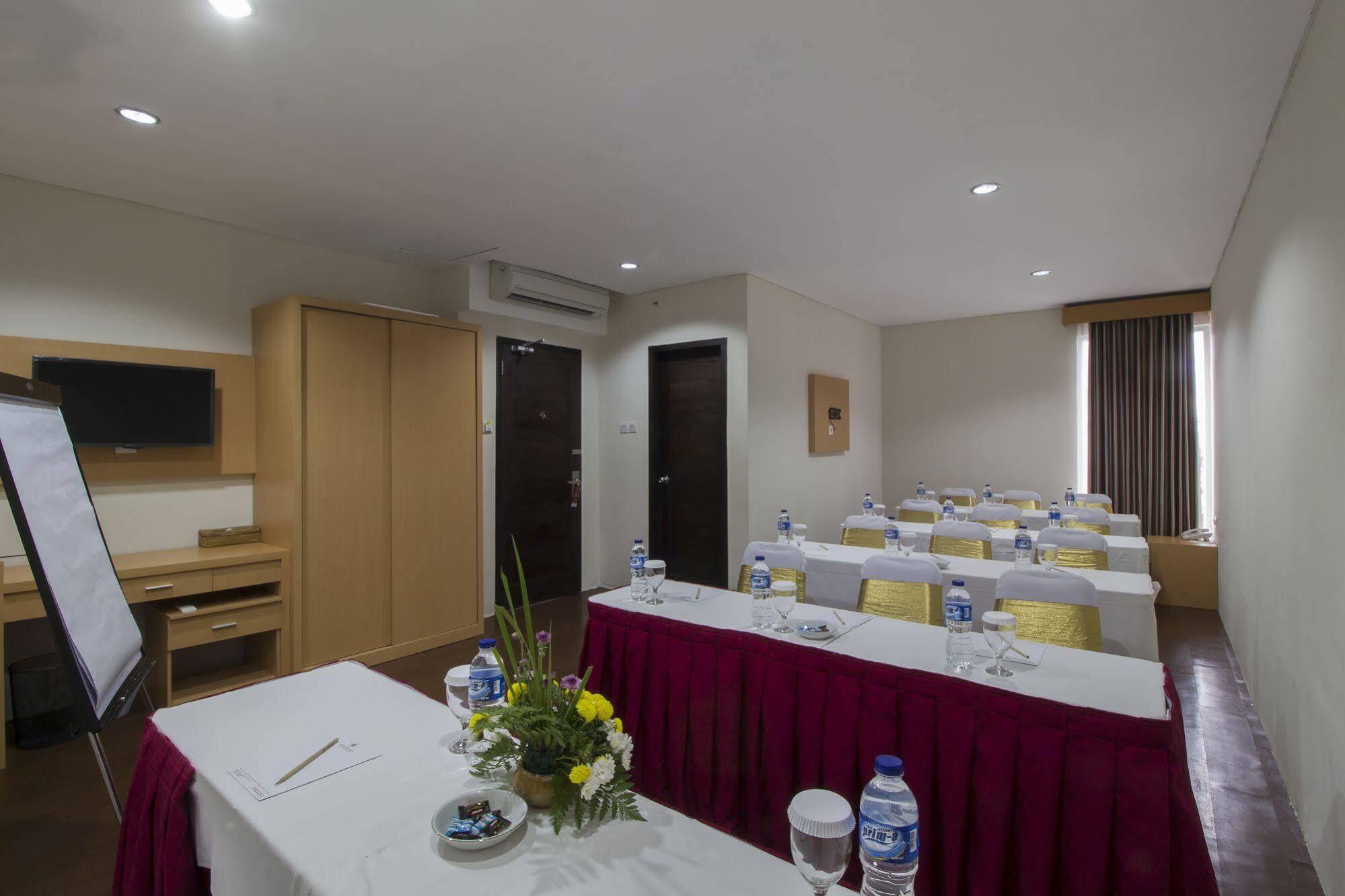 Grand Puri Saron Hotel Malioboro Yogyakarta Kültér fotó